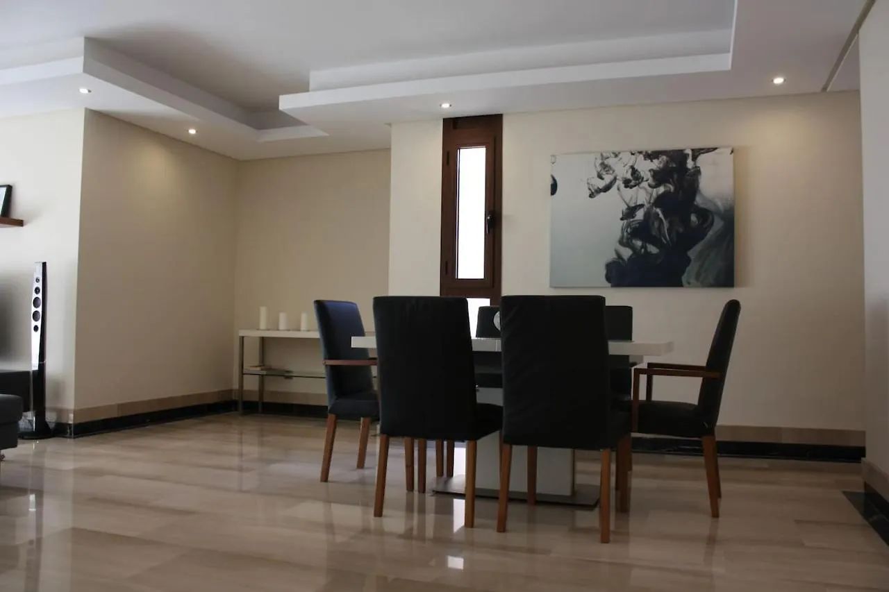 110 - Beach Two-Bedroom Apartment Estepona 0*,  Espanha